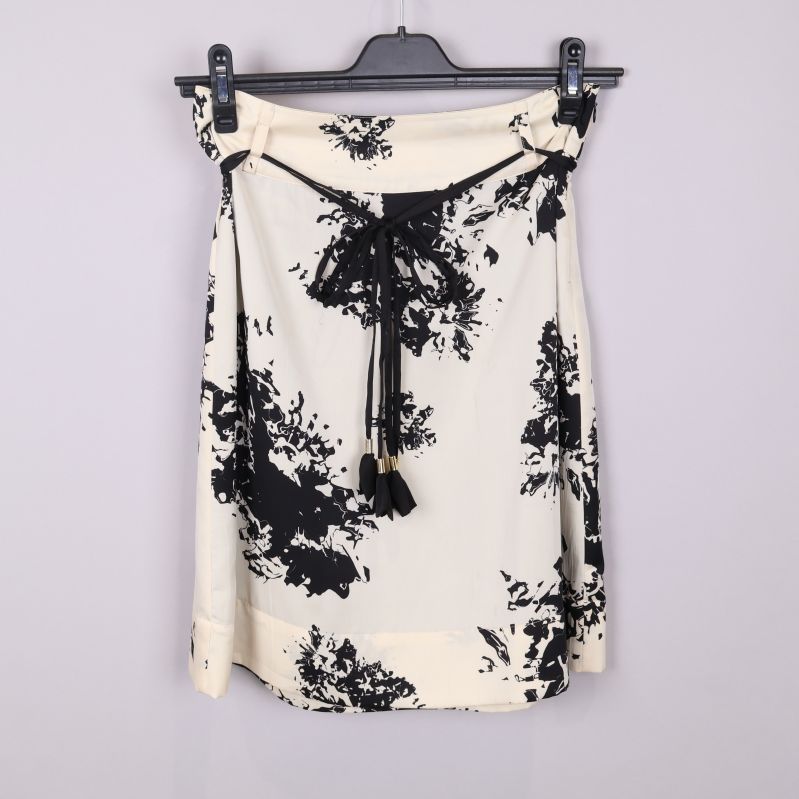 Framsidan av mönstrad kjol med knytband