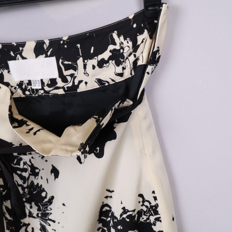 Kjolens etikett och justerbar midja