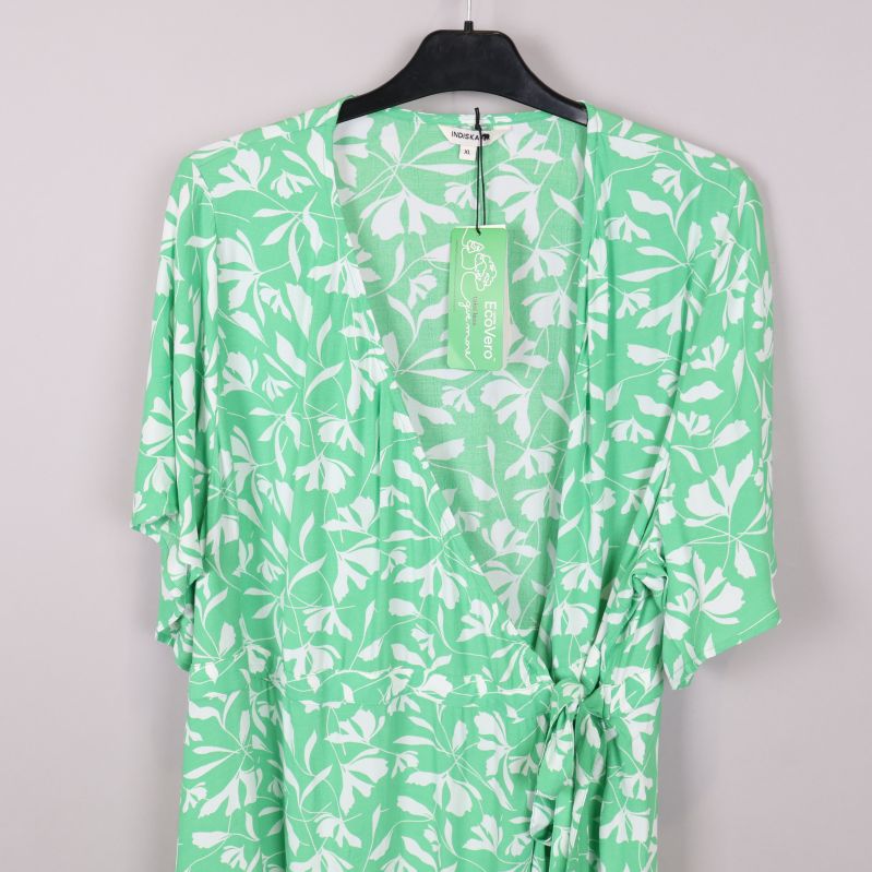 Närbild av klänningens mönster och etikett