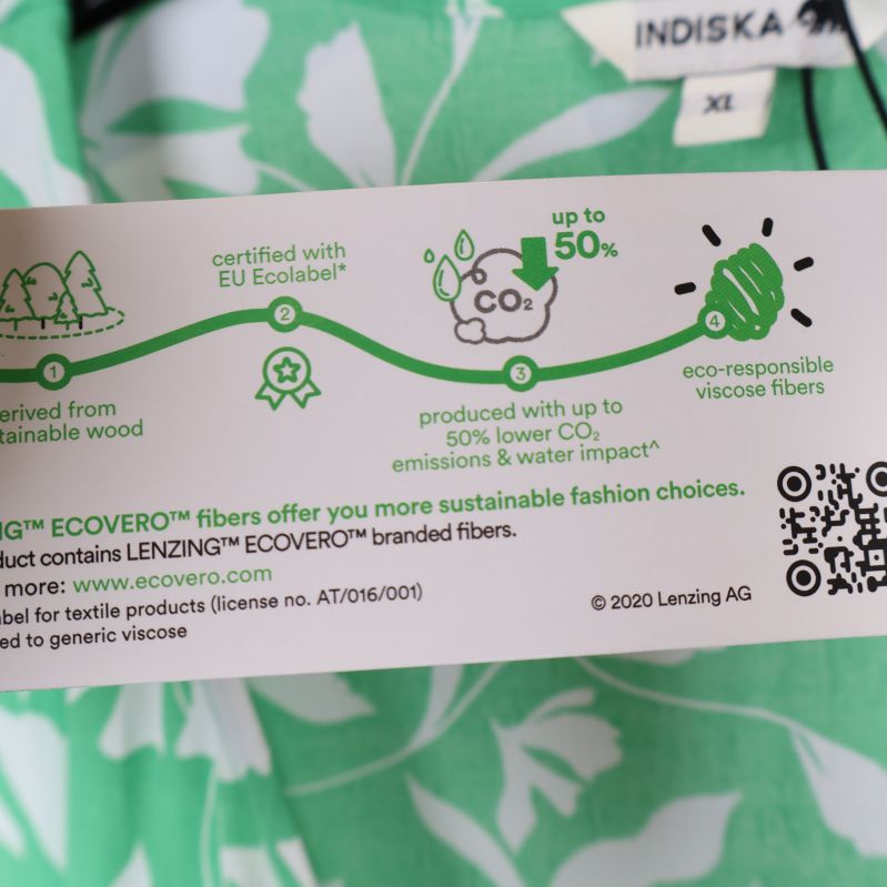 Indiska varumärke och XL etiketter på klänning