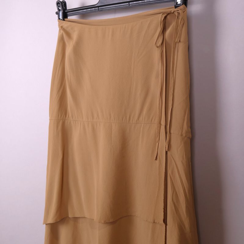 Kjol i beige sett framifrån med knytband