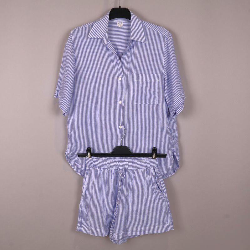 Framsidan av randig pyjamas skjorta och shorts