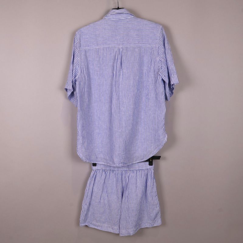 Baksidan av randig pyjamas skjorta och shorts