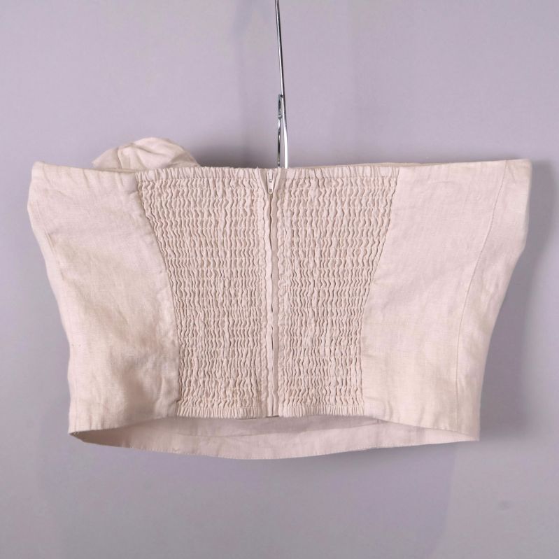 Baksidan av axelbandslös topp med smock