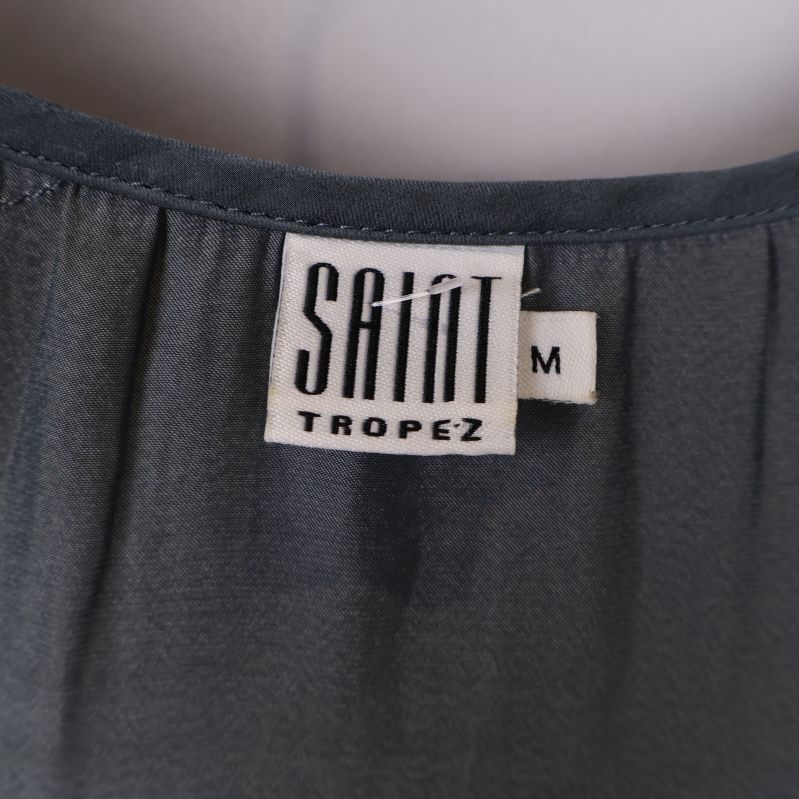 Närbild på Saint Tropez etikett i klänning