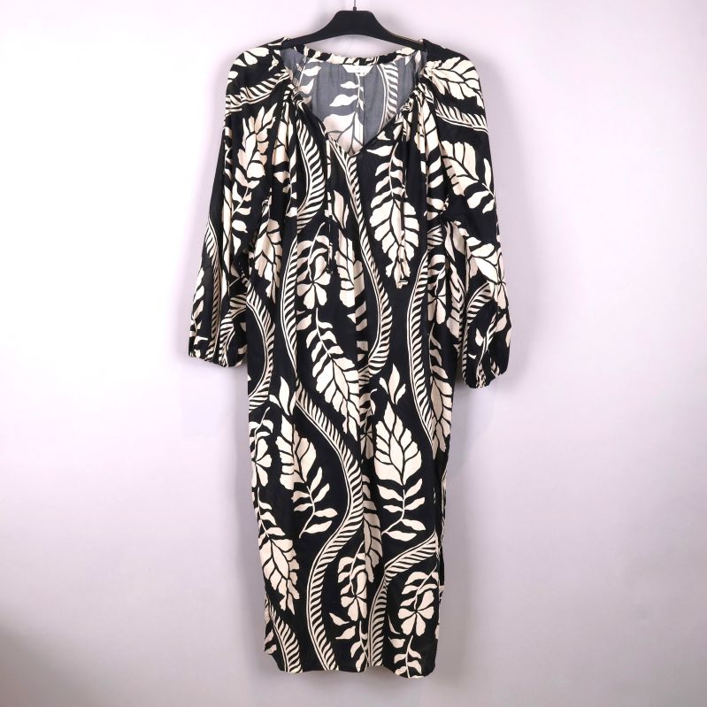 Svartvitt mönstrad klänning framifrån 