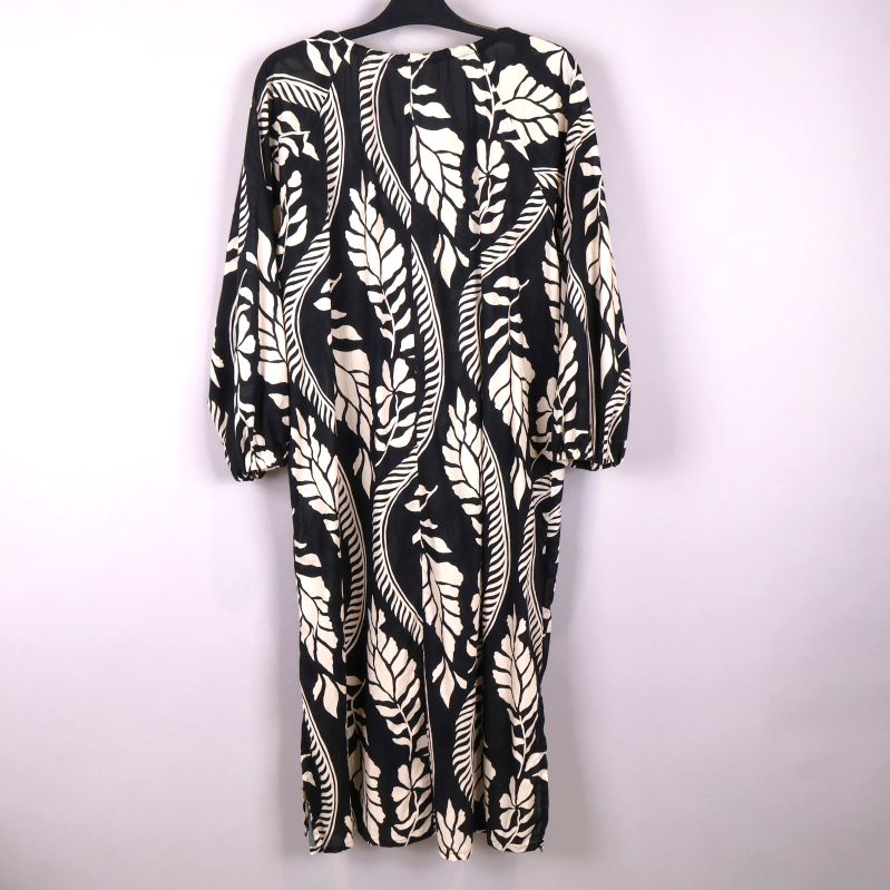 Svartvitt mönstrad klänning bakifrån