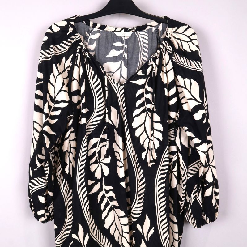 Närbild av klänningens mönster och ärmar