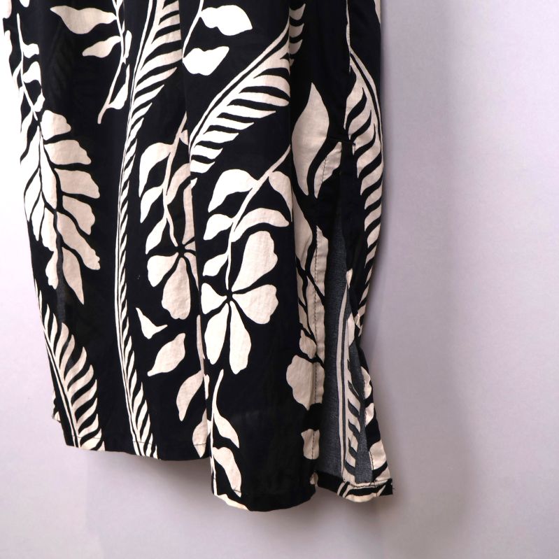 Närbild på klänningens fåll och mönster