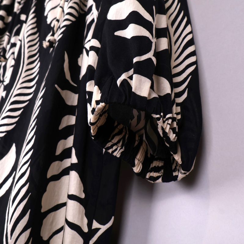 Detalj av klänningens lösa ärmar