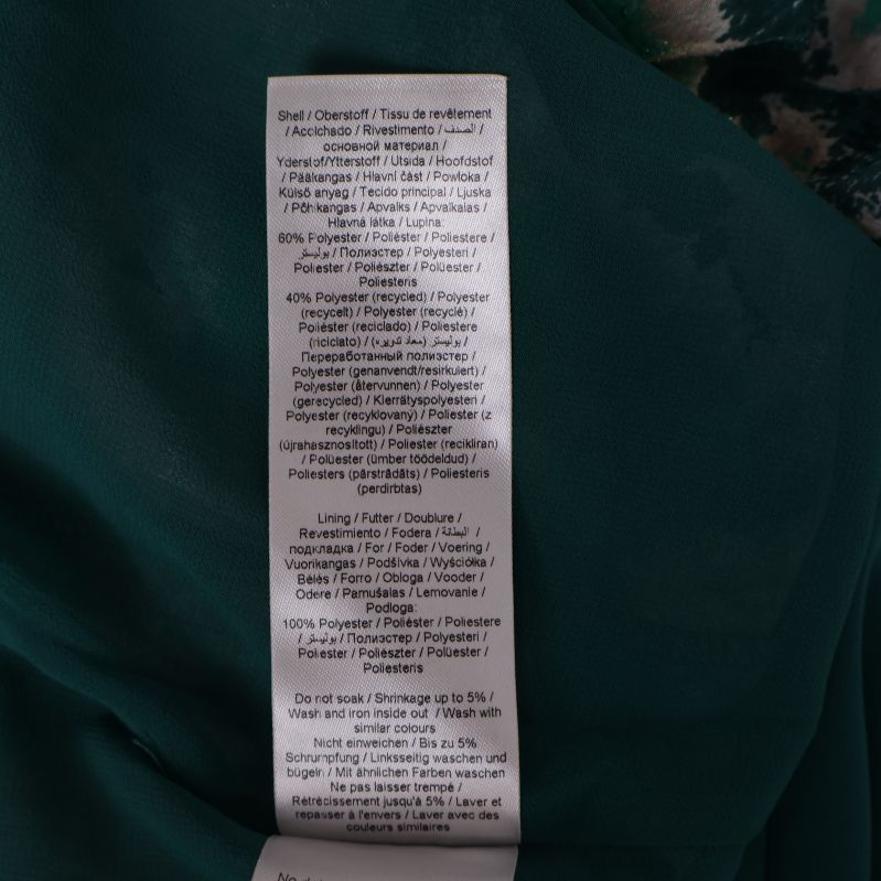 Inuti label med materialinformation på klänning