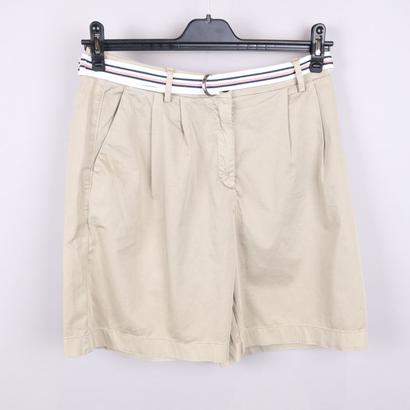 Beiga shorts fram med randigt bälte