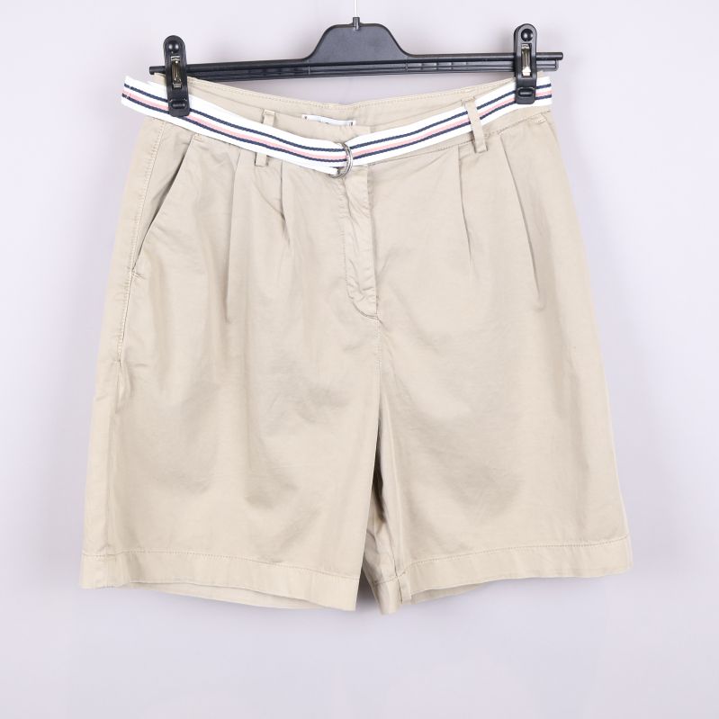 Beiga shorts bak med fickdetalj