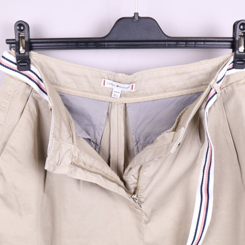 Inuti shorts med etikett och dragkedja