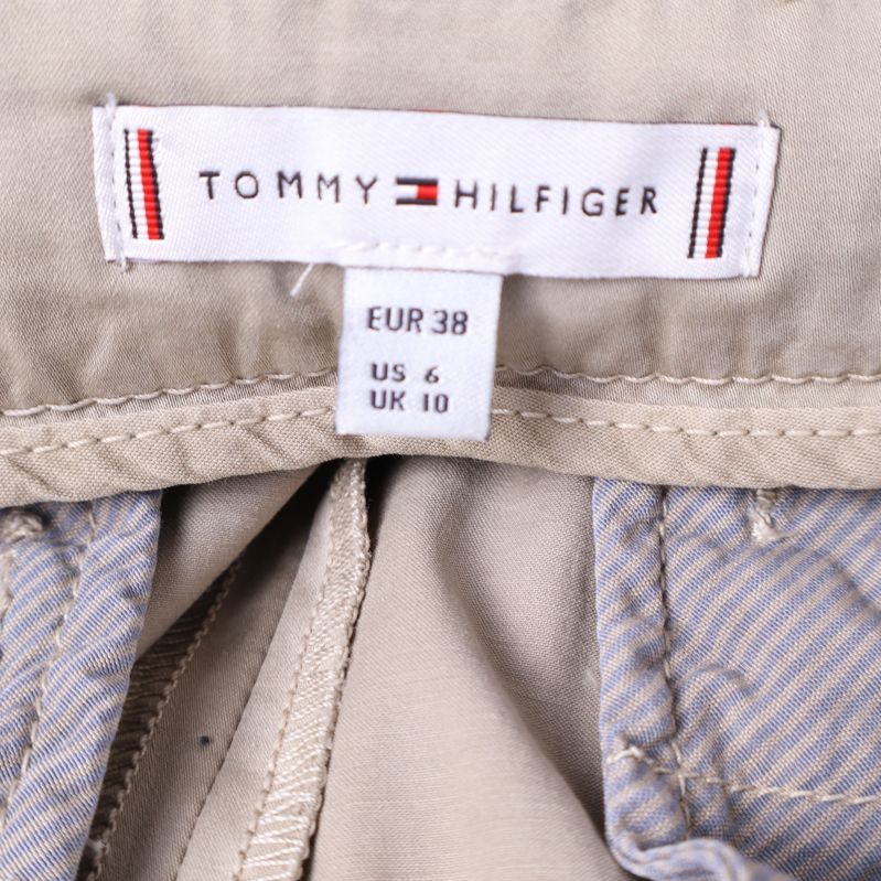 Etikett med Tommy Hilfiger logga