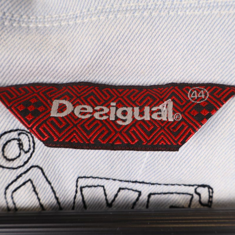Desigual logga på kavajens etikett