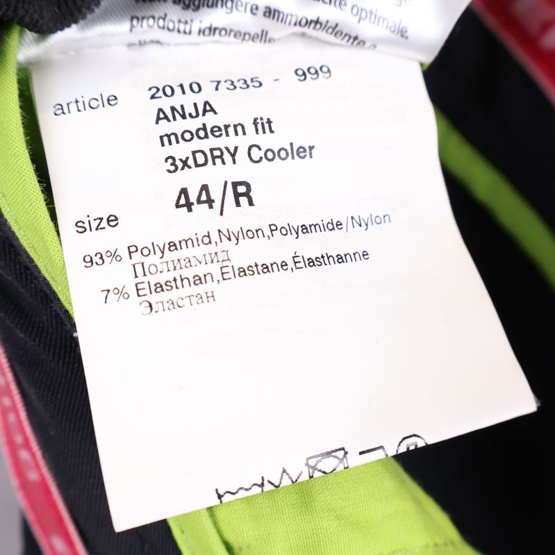 Närbild av Albertos logotyp i byxans insida