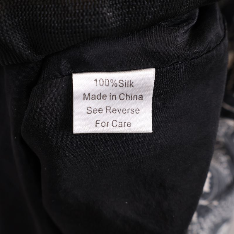 Materialetikett 100% silk.
