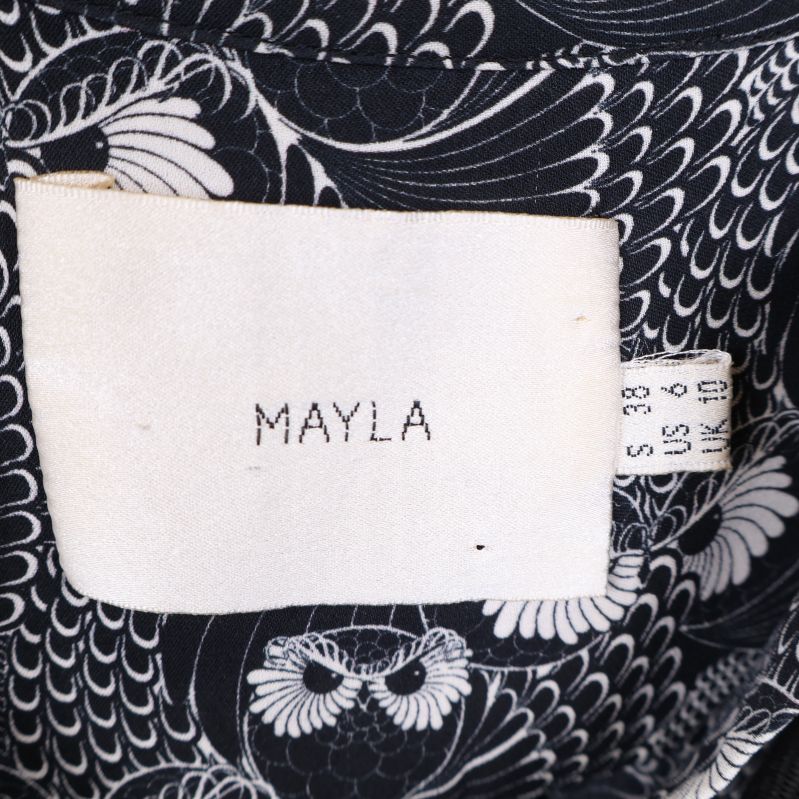 Märkesetikett med texten Mayla och storleksmarkeringar.
