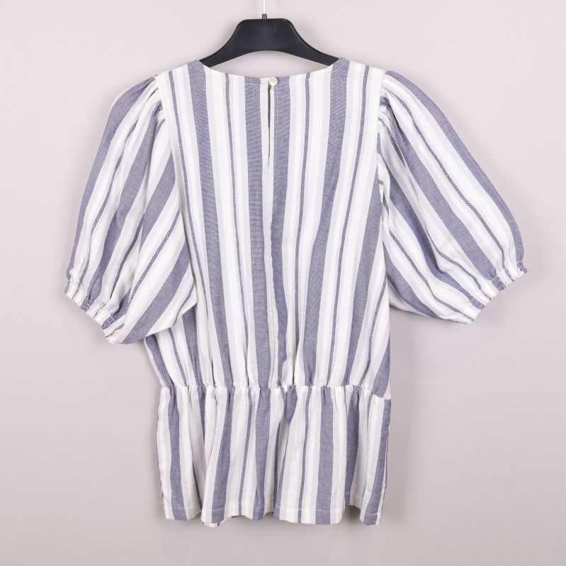Blårandig blus bakifrån