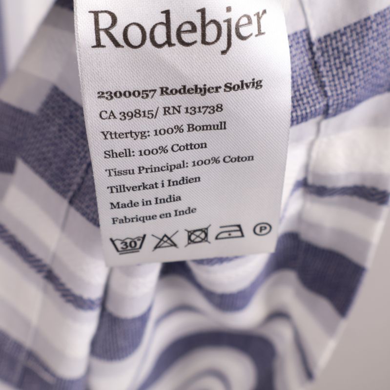 Etikett med Rodebjer logga och materialinformation