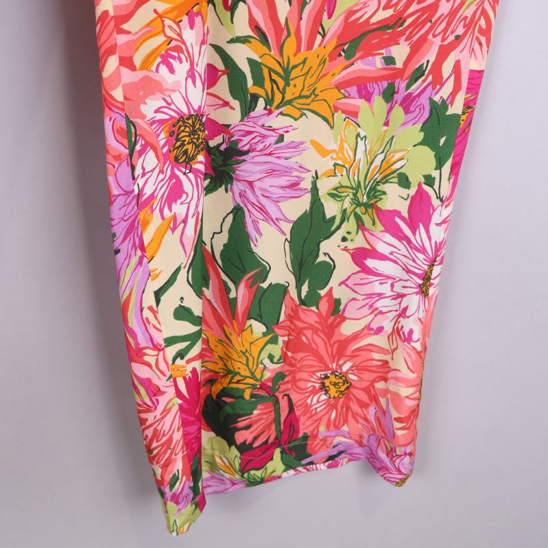 Närbild av blommiga byxors mönster