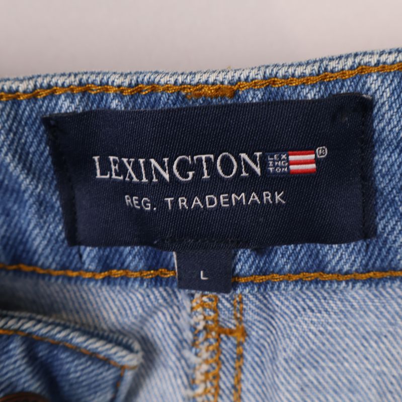Lexington-märke på jeanskjolen