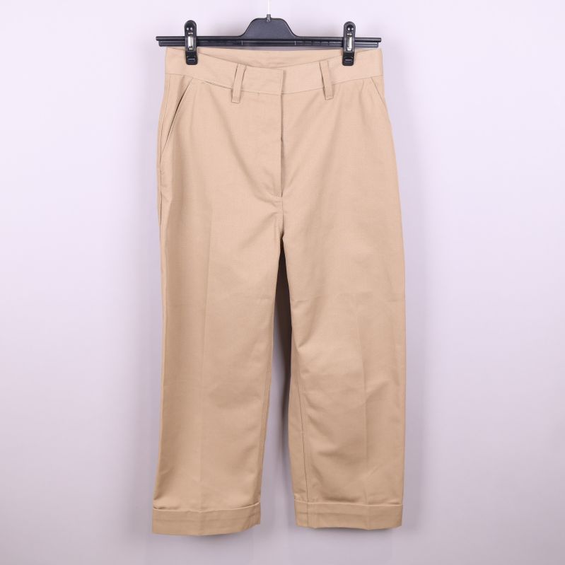 Beige chinos framifrån på galge