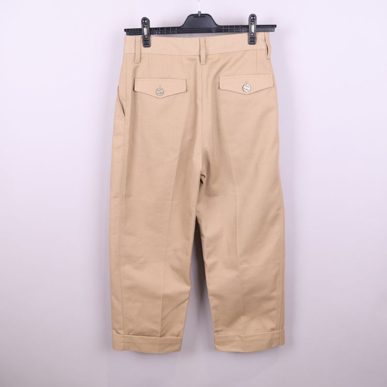 Beige chinos bakifrån med fickor