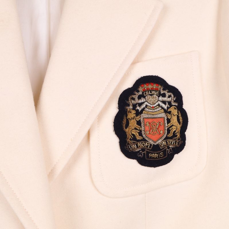 Närbild på broderad logotyp