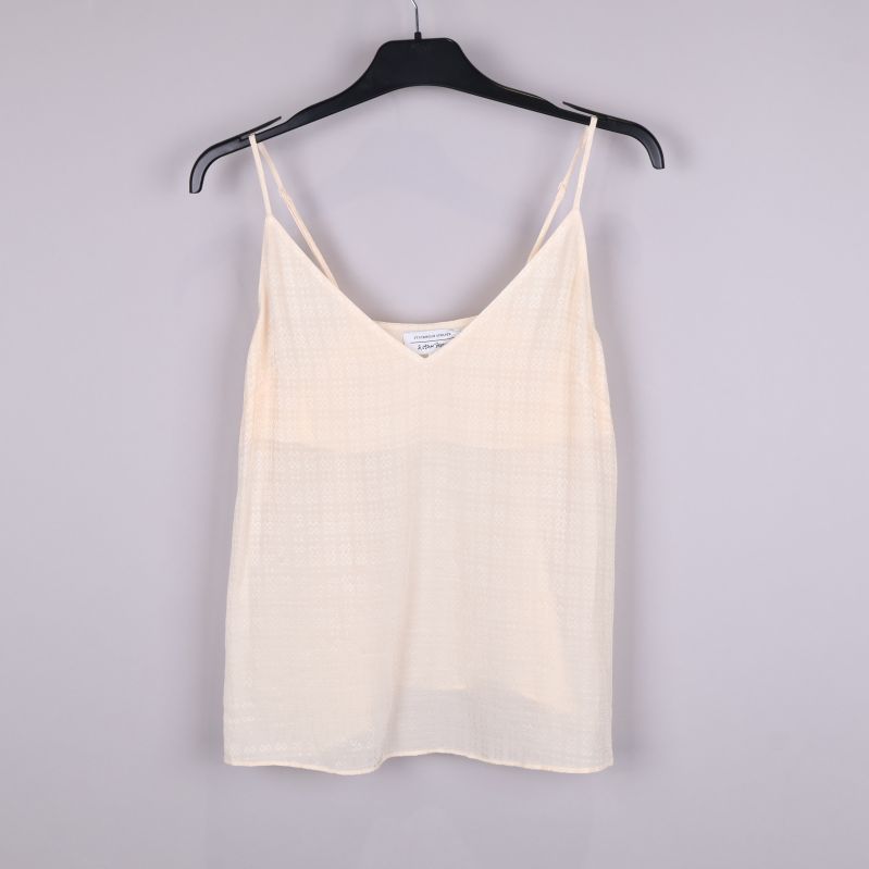 Framifrån av ljus beige topp