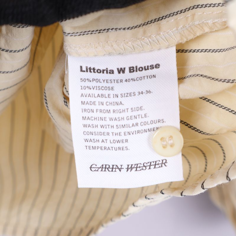 Etikett med materialinformation inuti blusen