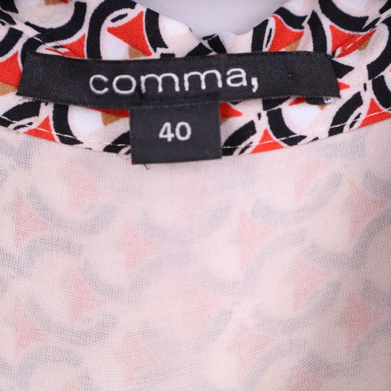 Svart märke med vit text 'Comma' och storlek 40
