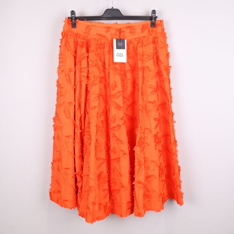 Orange kjol med fransar fram