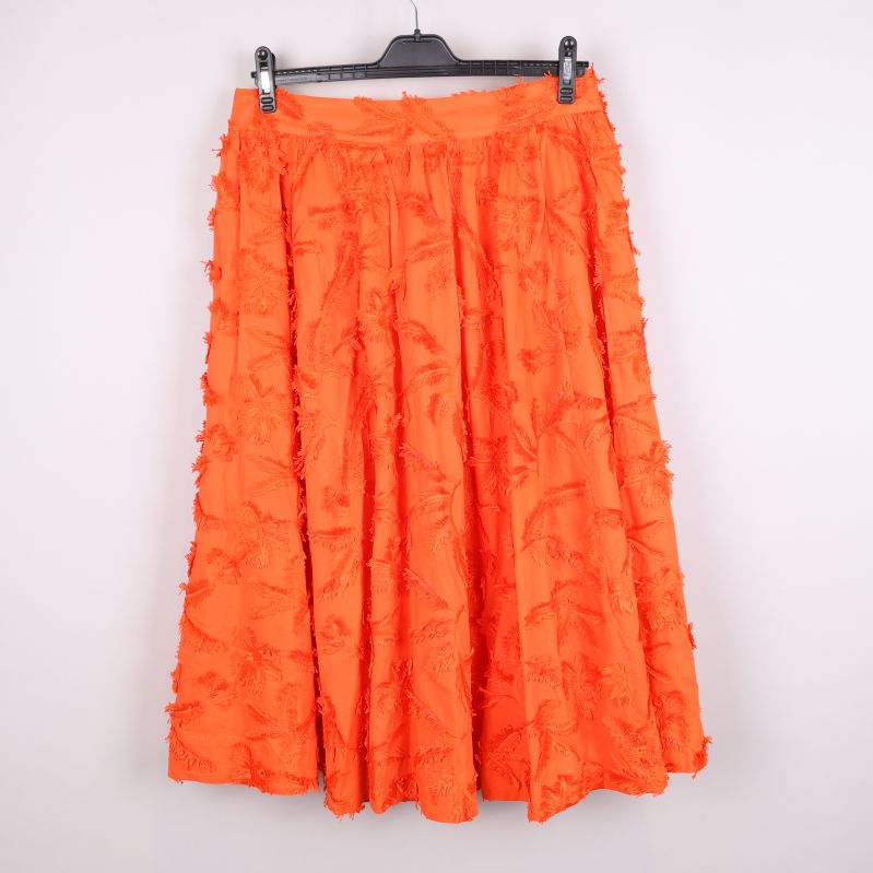 Orange kjol med fransar bak