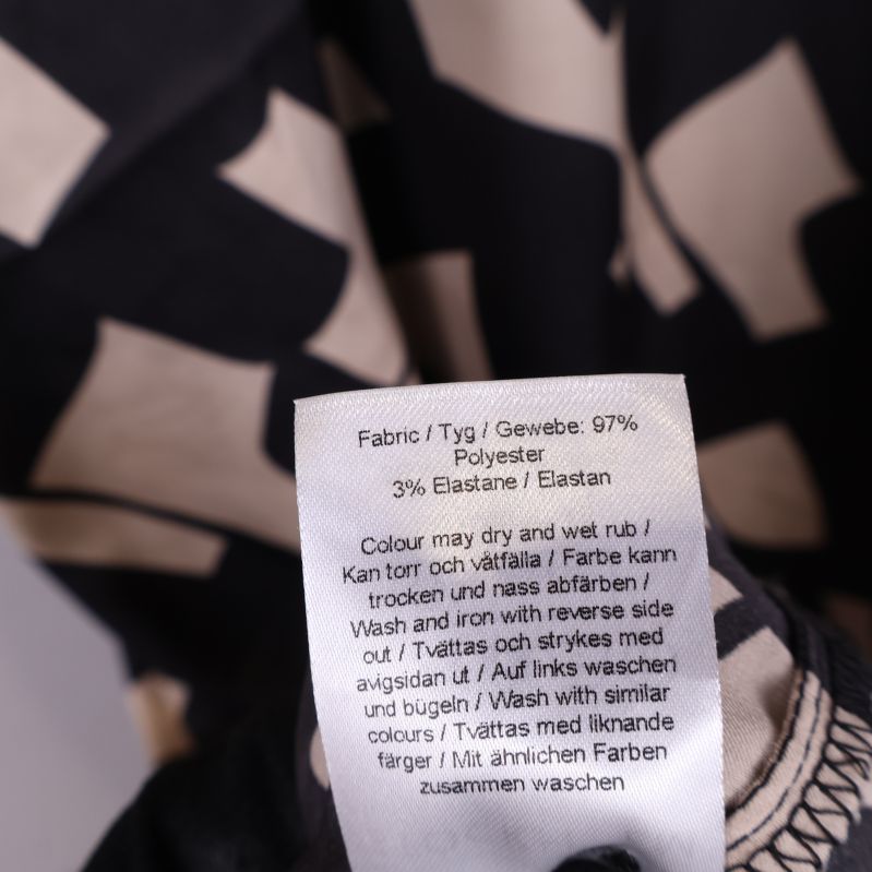 Materialetikett på klänning med 97% polyester