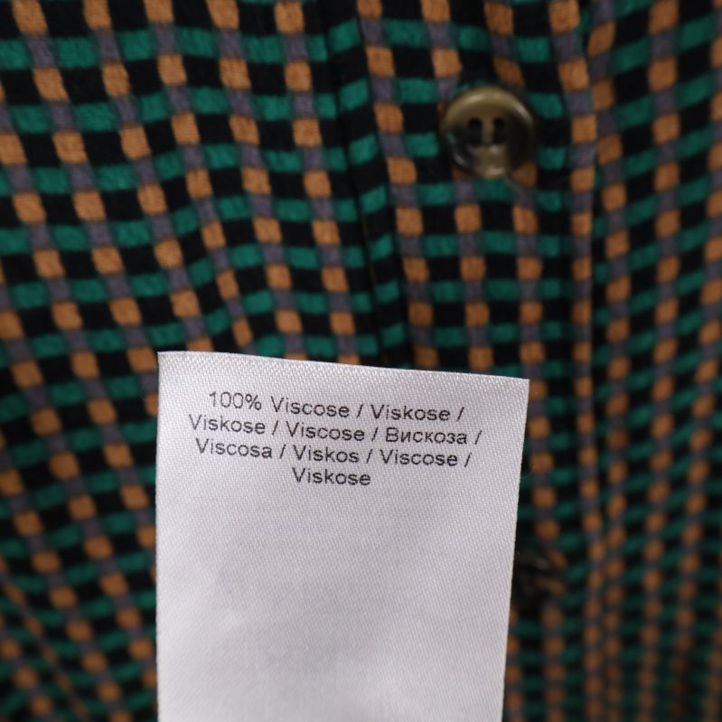 Materialetikett 100% viskos på klänningen