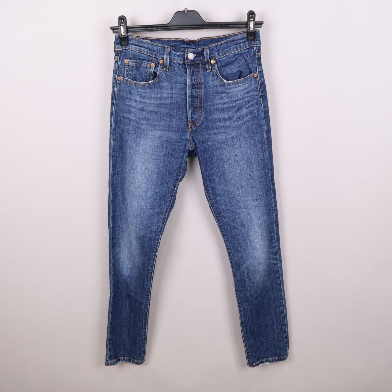Framsida av blå jeans på galge