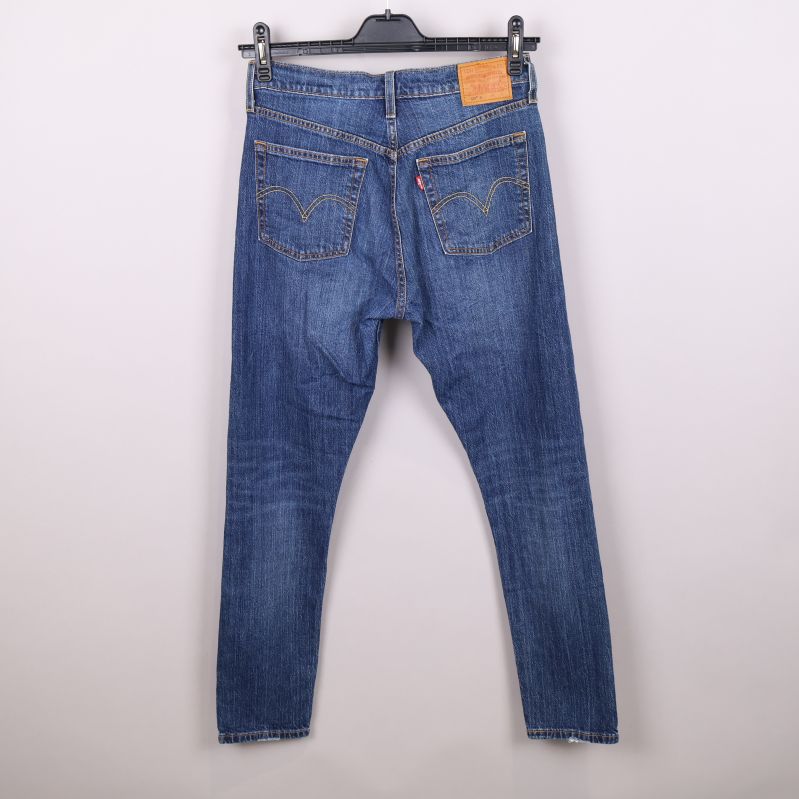Baksida av jeans med fickor och etikett