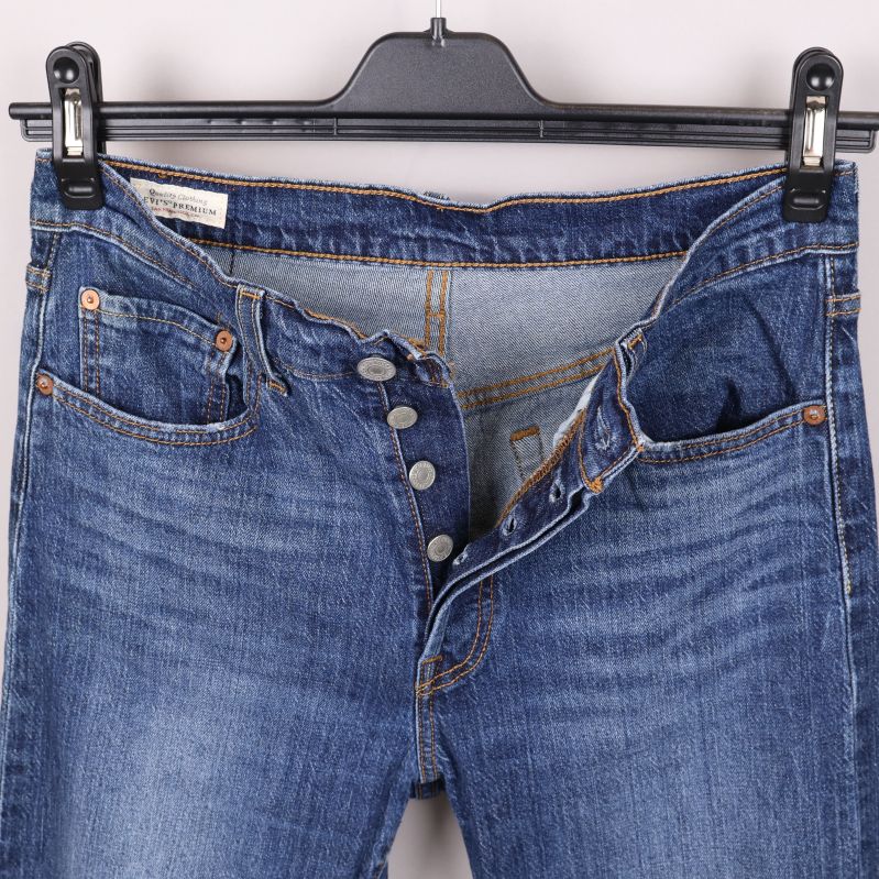 Jeans med knappöppning, närbild