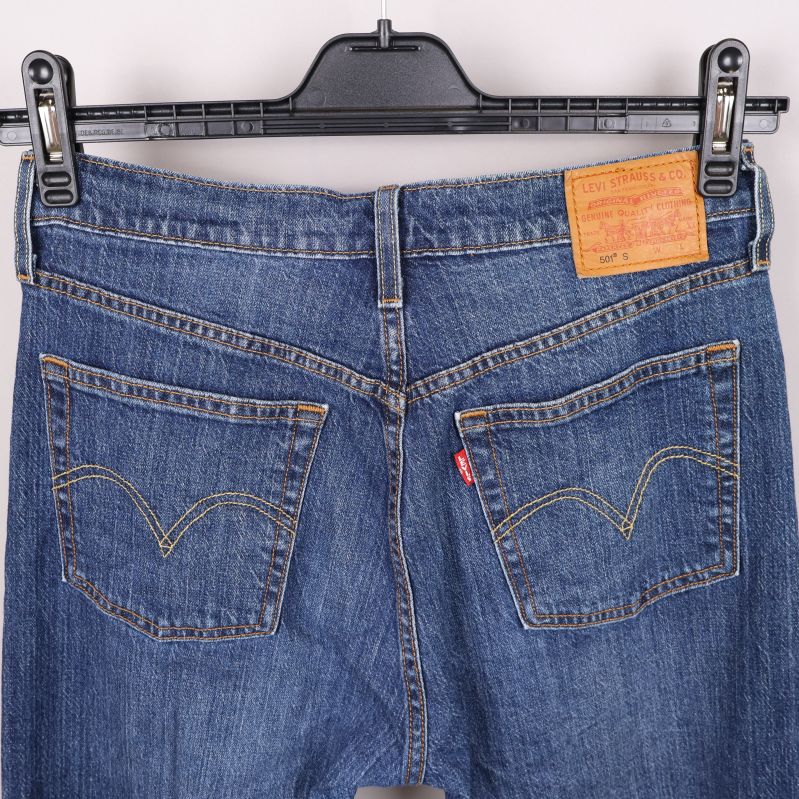 Baksida av jeans med Levi's etikett