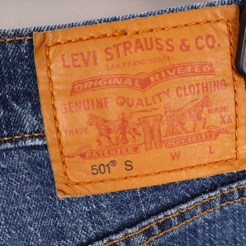 Närbild av läderetikett med Levi's logga