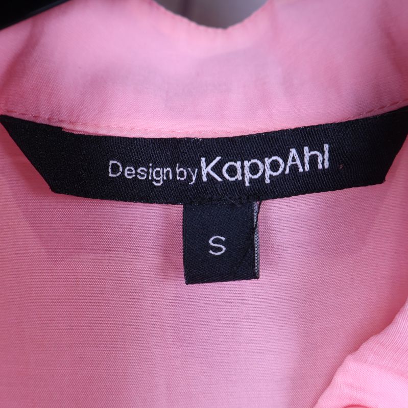 Märkesetikett med KappAhl-design