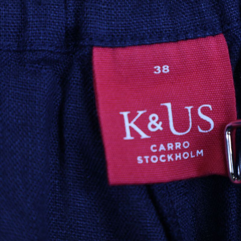Röd etikett med K&US logo och storlek 38