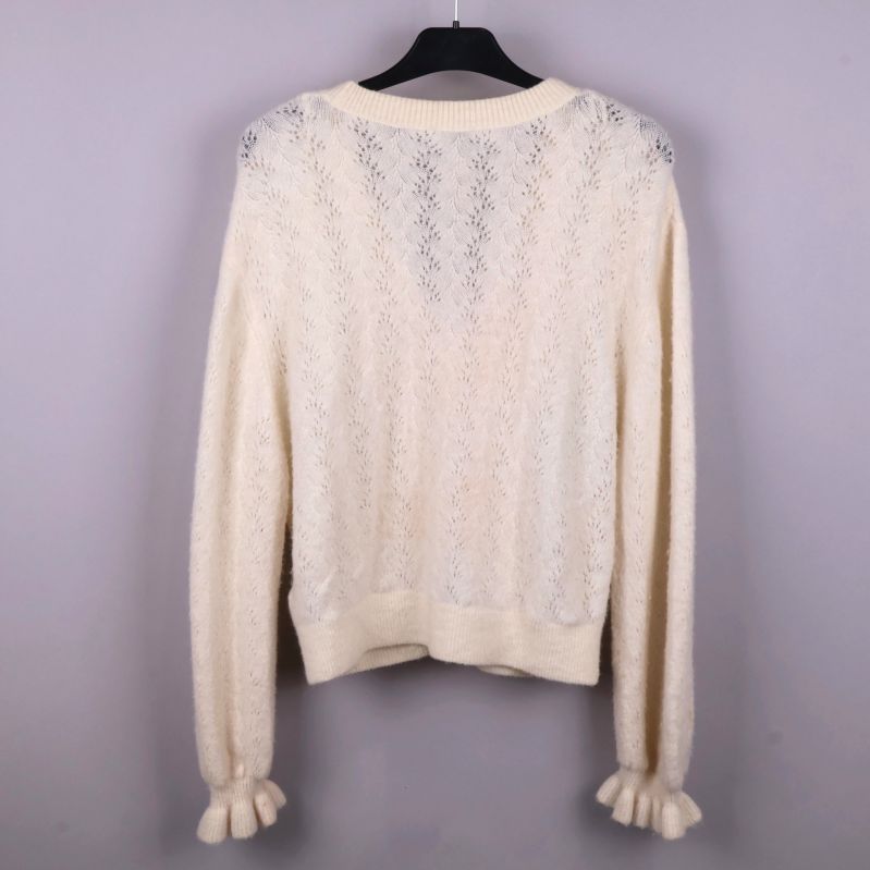 Baksidan av naturvit stickad cardigan