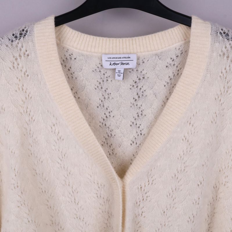Närbild på label för & Other Stories inuti cardigan