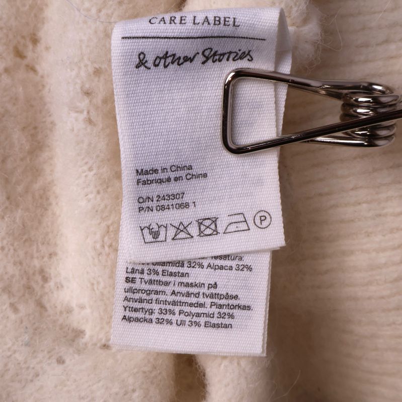 Tvättinstruktioner och material information inuti cardigan