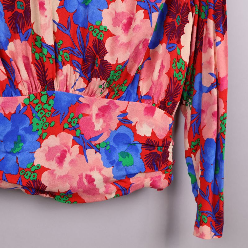 Blommig blus med fokus på midja och ärmlängd