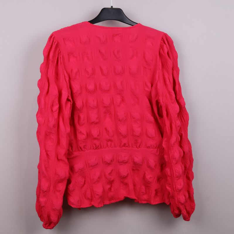 Cerise omlottblus bakifrån med textur