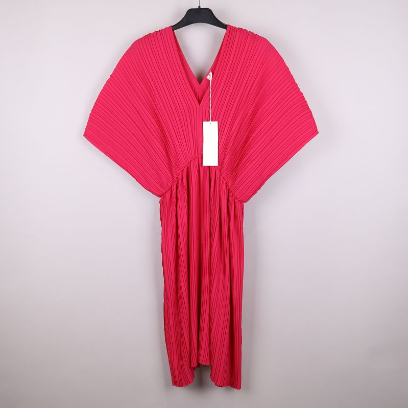 Cerise klänning med v-ringning och plisserad design
